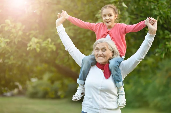 Porträt Einer Glücklichen Großmutter Und Enkelin Park — Stockfoto