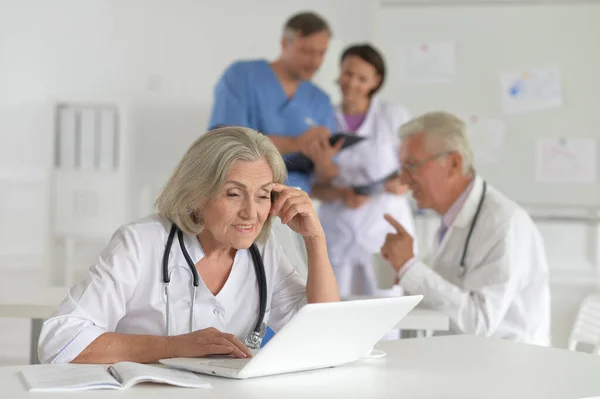 Femme Médecin Senior Travaillant Dans Bureau — Photo