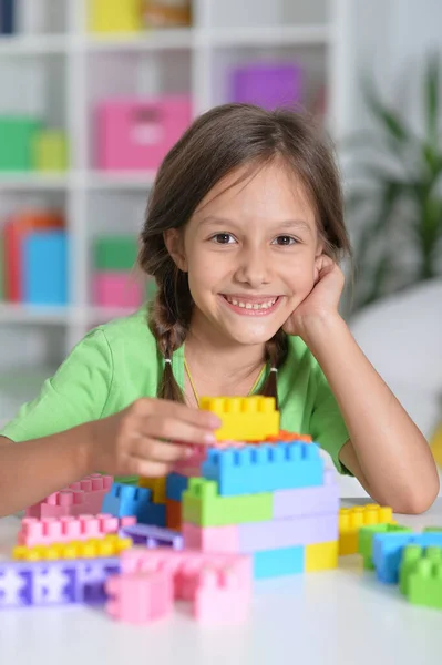 快乐可爱的小女孩和立方体玩耍 — 图库照片