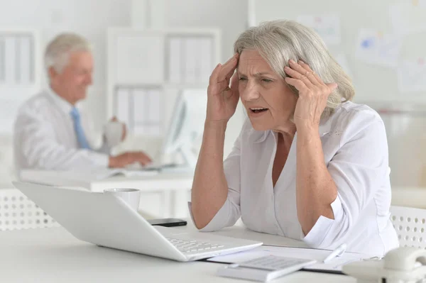 Seniorin Mit Kopfschmerzen Arbeitet Mit Laptop Büro — Stockfoto