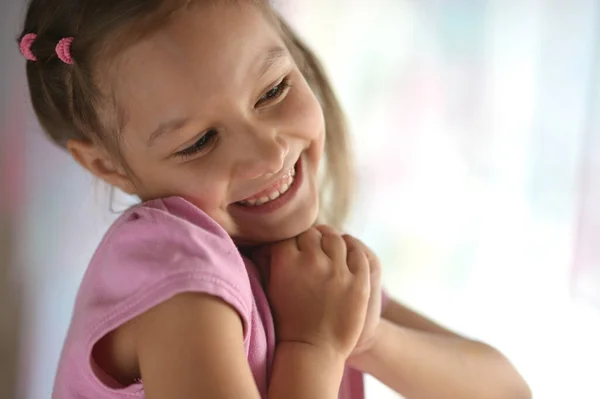 Söt Liten Flicka Hemma Leende — Stockfoto