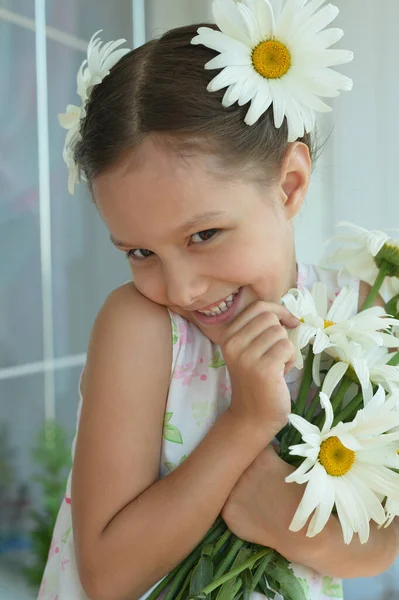 Πορτρέτο Ενός Χαριτωμένου Μικρού Κοριτσιού Στο Σπίτι Χαμομήλια — Φωτογραφία Αρχείου