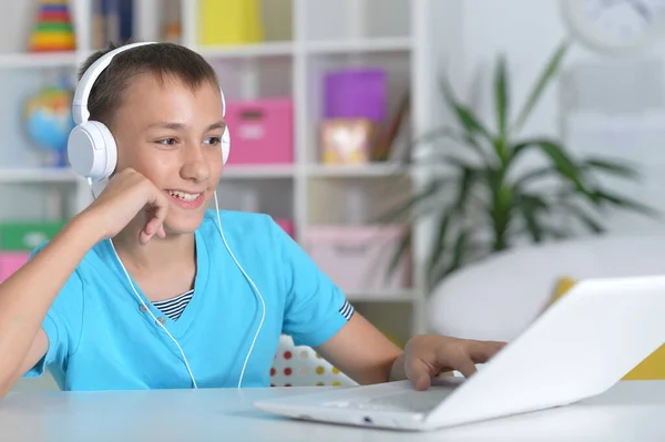 Мальчик Использующий Современный Ноутбук Дома — стоковое фото