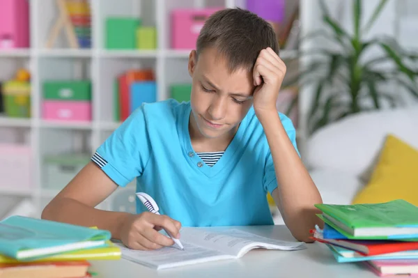 Chico Cansado Haciendo Tarea Casa — Foto de Stock