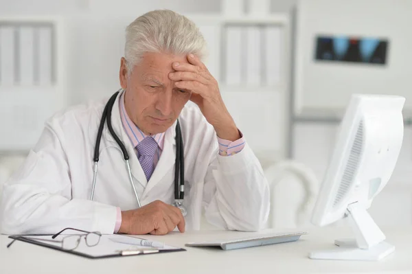 Retrato Médico Masculino Sênior Confiante Com Estetoscópio Trabalhando Escritório — Fotografia de Stock