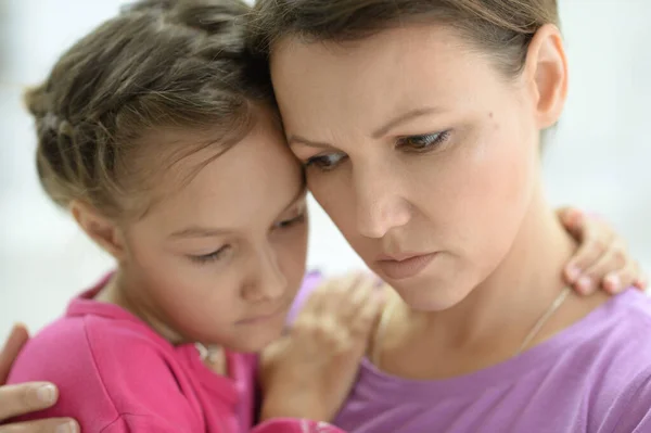 Mor Och Dotter Tittar Ner — Stockfoto