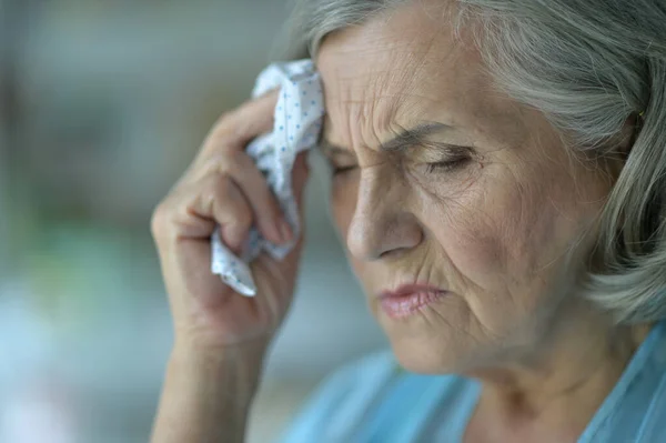 Närbild Porträtt Sjuka Äldre Kvinna — Stockfoto