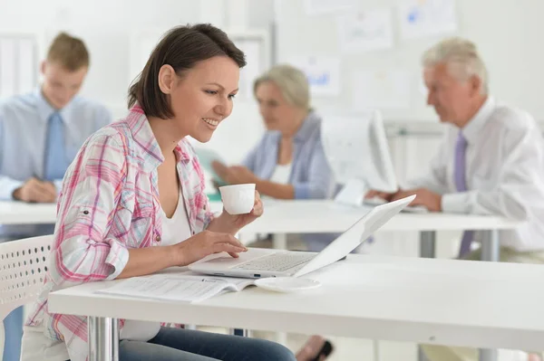 Jeune Femme Avec Ordinateur Portable Dans Bureau — Photo