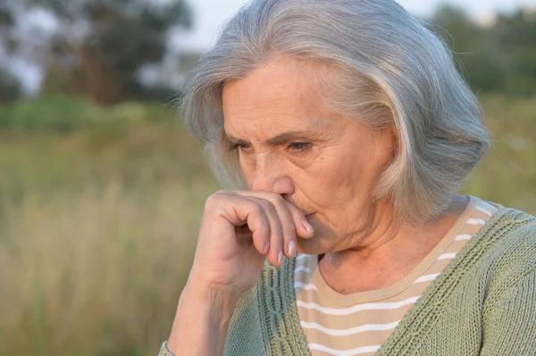 Triste Mayor Hermosa Mujer Parque — Foto de Stock