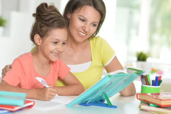 Mutter Und Ihre Tochter Machen Hausaufgaben — Stockfoto