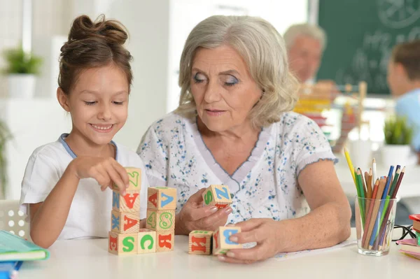 Porträtt Mormor Och Barnbarn Med Kuber — Stockfoto