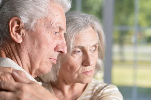 Portrait Triste Couple Personnes Âgées Posant Maison — Photo