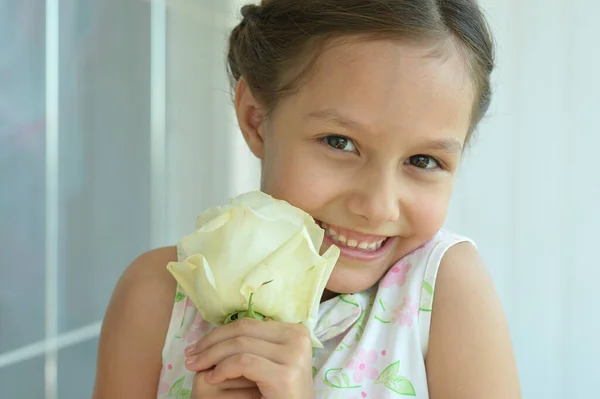Porträt Eines Süßen Kleinen Mädchens Hause Mit Rose — Stockfoto