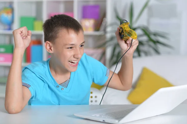Evde Oyun Oynarken Dizüstü Bilgisayar Kullanan Sevimli Çocuk — Stok fotoğraf