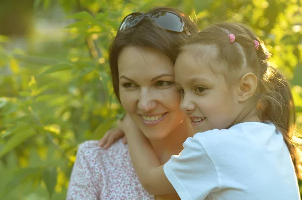 Felice Madre Figlia Posa Nel Parco — Foto Stock