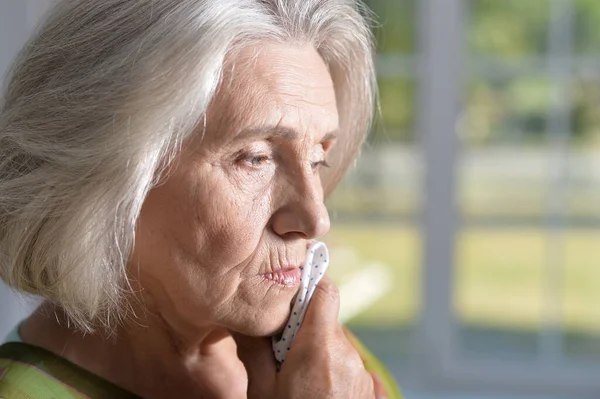 Nahaufnahme Porträt Einer Kranken Seniorin — Stockfoto