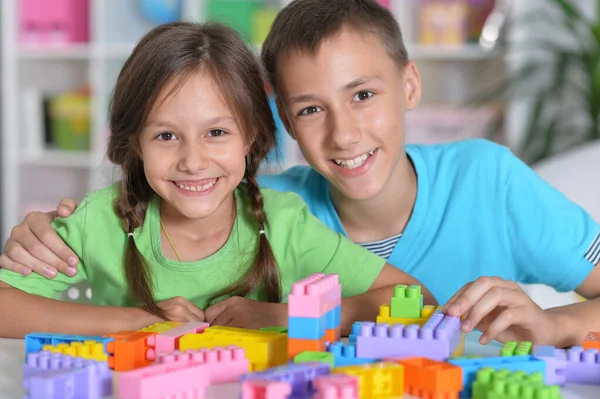 Hermano Hermana Jugando Con Bloques Plástico Colores Juntos — Foto de Stock