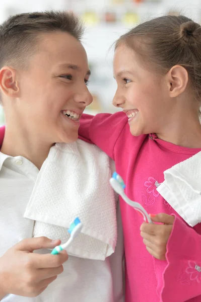 Schattig Klein Meisje Broer Poetsen Tanden — Stockfoto