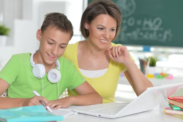 Mutter Und Sohn Mit Modernem Laptop — Stockfoto