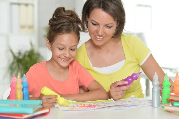 Pequena Menina Bonito Com Mãe Desenho Casa — Fotografia de Stock