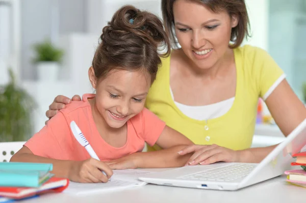 Mère Fille Souriantes Faisant Leurs Devoirs Avec Aide Ordinateur Portable — Photo