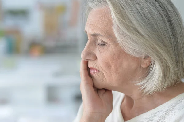 Close Retrato Mulher Idosa Triste Com Dor Cabeça — Fotografia de Stock