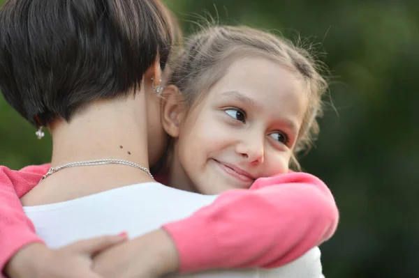 Porträtt Lycklig Mor Och Dotter Som Ler Utomhus — Stockfoto