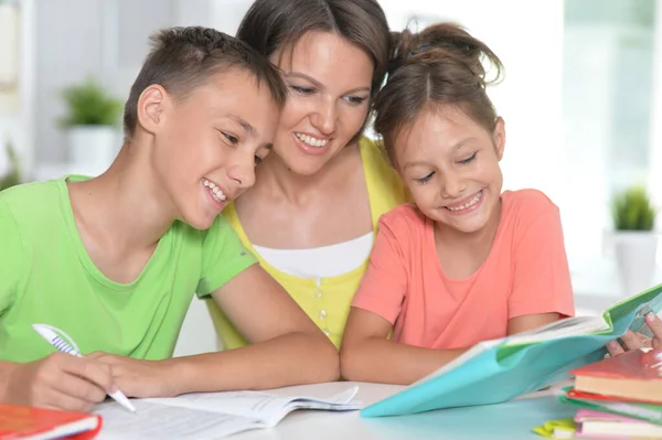 Mère Aidant Les Enfants Avec Leurs Devoirs — Photo