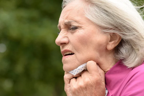 Porträt Der Schönen Kranken Seniorin — Stockfoto