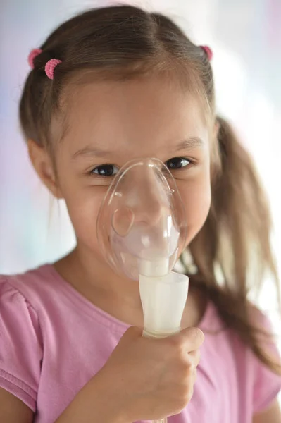 生病的小女孩拿着吸入器的画像 — 图库照片