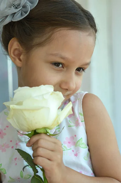 Linda Niña Casa Sosteniendo Rosa —  Fotos de Stock