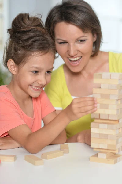Anne Kızı Tahta Bloklarla Oynuyorlar — Stok fotoğraf