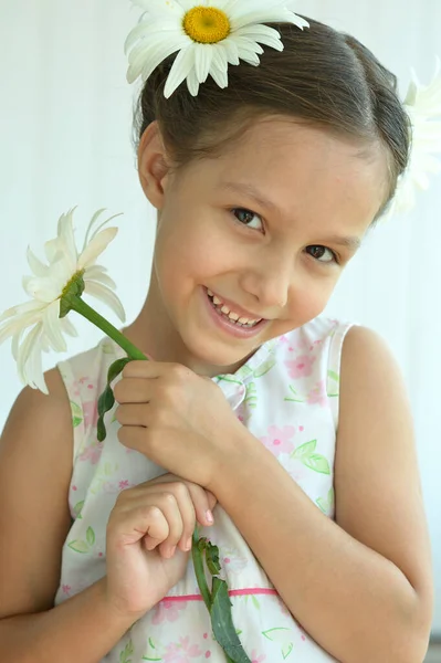 Porträt Eines Süßen Kleinen Mädchens Hause Mit Kamille — Stockfoto
