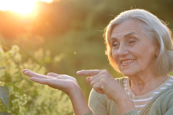 Glad Leende Äldre Kvinna Utomhus Gestikulerande — Stockfoto