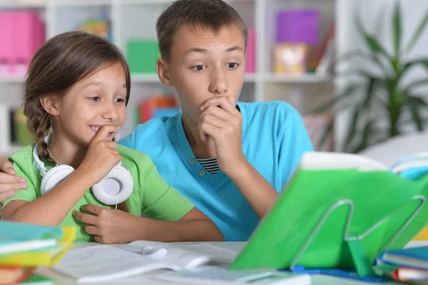 Frère Sœur Faisant Leurs Devoirs Ensemble — Photo