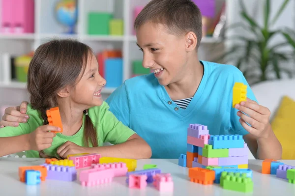 Broer Zus Spelen Met Kleurrijke Plastic Blokken Samen — Stockfoto