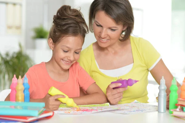 Pequeña Linda Chica Con Madre Dibujo Casa — Foto de Stock