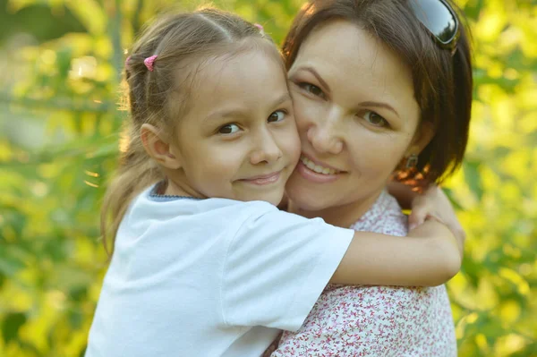 Lycklig Mor Och Dotter Poserar Parken — Stockfoto