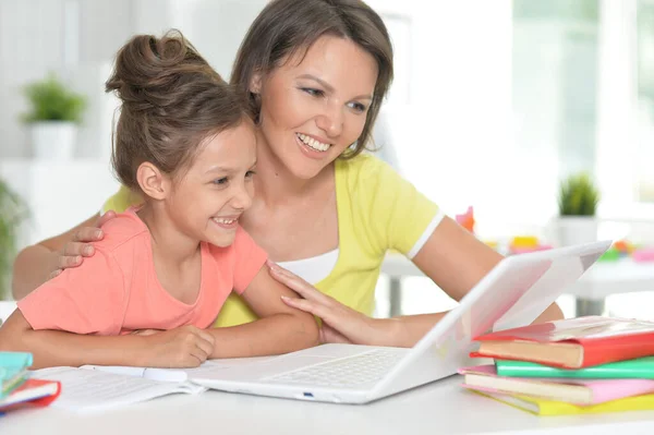 Sorrindo Mãe Filha Fazendo Lição Casa Com Ajuda Laptop Juntos — Fotografia de Stock