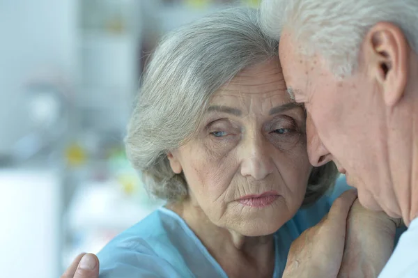 Retrato Una Triste Pareja Ancianos Posando Casa — Foto de Stock