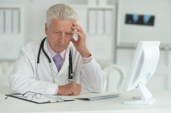 Retrato Médico Masculino Sênior Confiante Com Estetoscópio Trabalhando Escritório — Fotografia de Stock