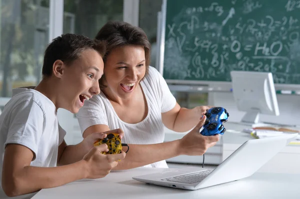 Jong Jongen Met Moeder Spelen Spel — Stockfoto