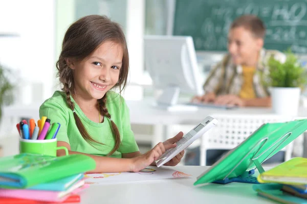 Linda Chica Adolescente Haciendo Tarea Habitación — Foto de Stock