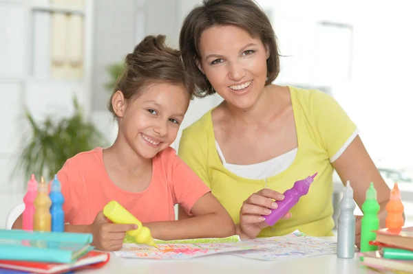 Klein Schattig Meisje Met Moeder Tekening Thuis — Stockfoto