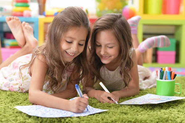 Duas Meninas Bonitos Desenho Com Lápis — Fotografia de Stock