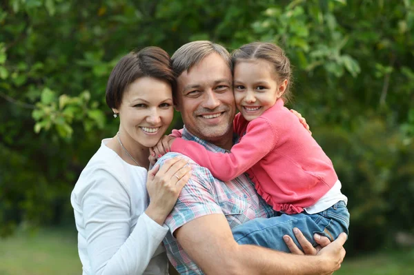 公園で娘と幸せな家族 — ストック写真