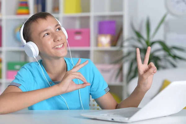 Jongen Met Moderne Laptop Thuis — Stockfoto