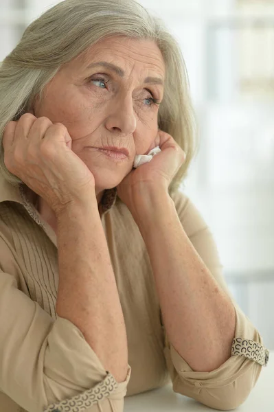 Närbild Porträtt Ledsen Senior Kvinna Med Huvudvärk — Stockfoto