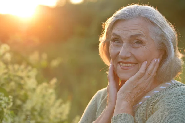 Felice Sorridente Donna Anziana All Aperto — Foto Stock