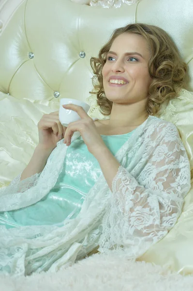 Jong Mooi Vrouw Met Koffie Kopje Bed — Stockfoto